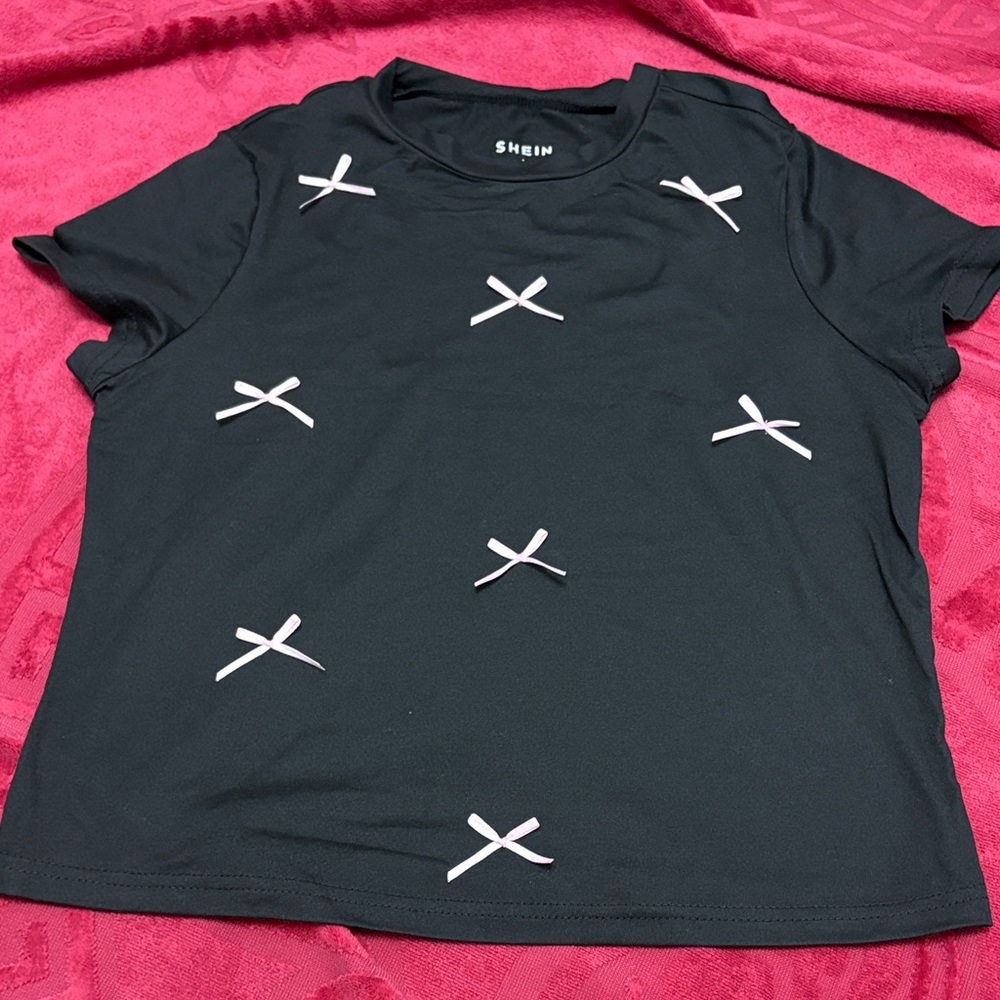 SHEIN Black Tee with pink bows. Ribbon